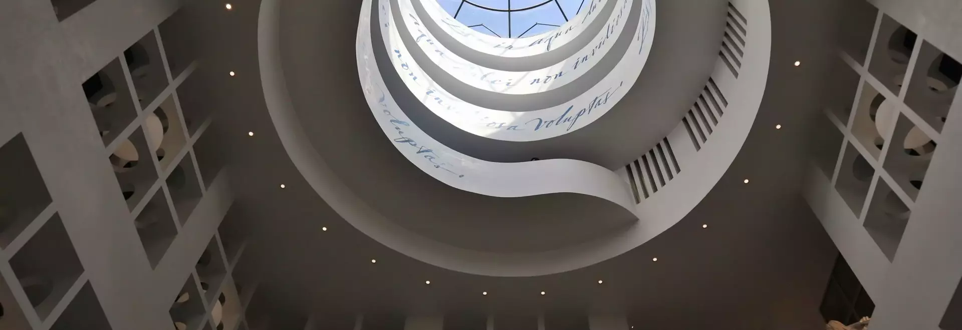 Stazione Chiaia: Profondità Urbana e Connessione Storica a Napoli