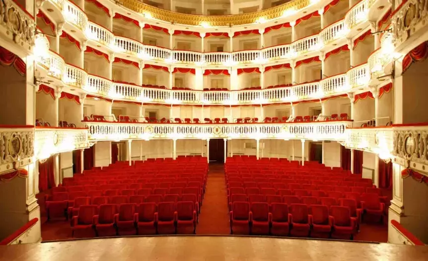 Teatro Sannazaro: La Rinascita di un Simbolo Napoletano