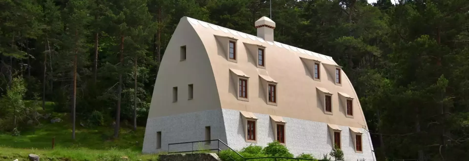 Lo Chalet Inaspettato di Gaudí: Una Rivelazione nelle Montagne Catalane
