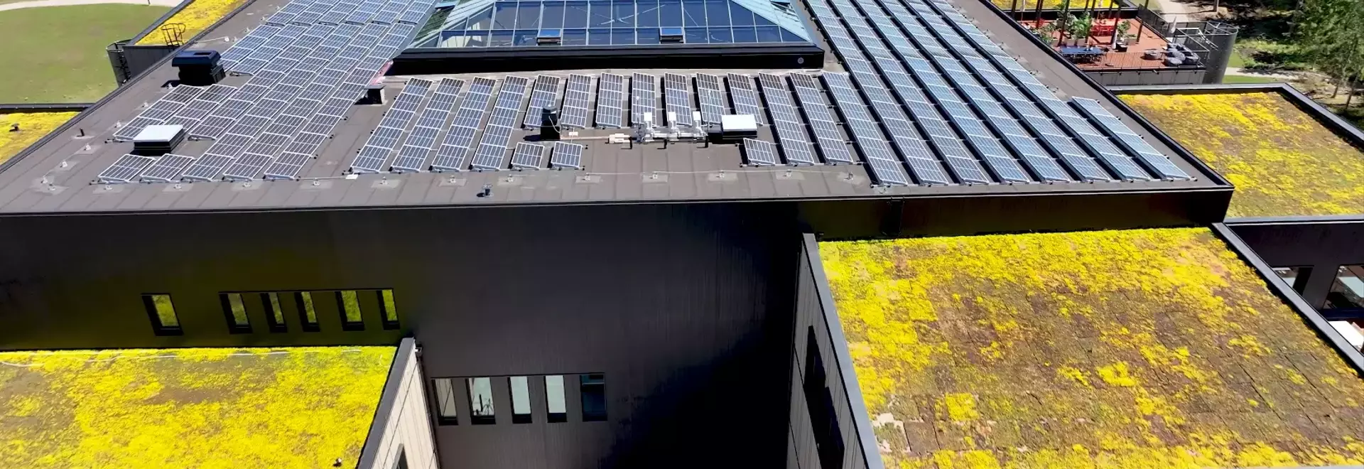 Innovazione e Sostenibilità: La Copertura Multifunzionale di Stommen Group con Derbigum