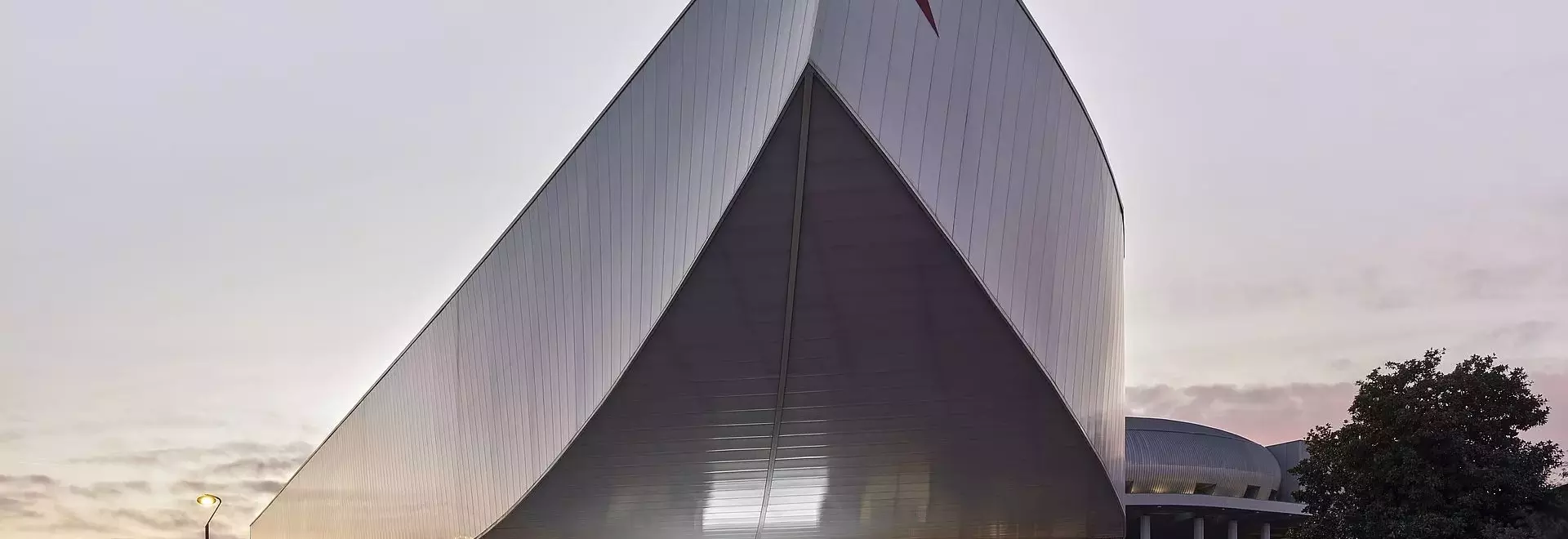 Innovazione Architettonica: L'Arena di Padel CityLife con Policarbonato Polypiù