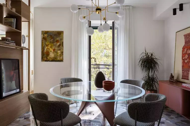 Icona Architetti Associati: Armonia tra Modernismo Milanese e Influenze Orientali in un Appartamento Anni '60