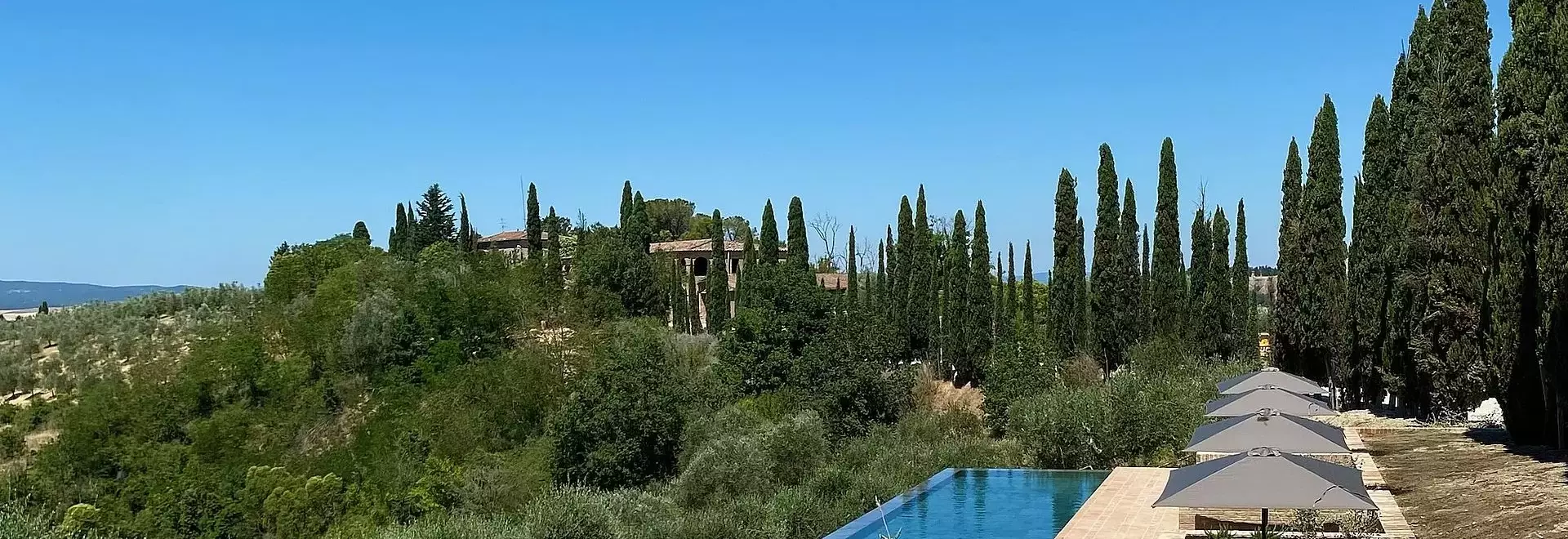 Piscina del Podere Necione: un'integrazione paesaggistica di eccellenza con gres porcellanato Casalgrande Padana