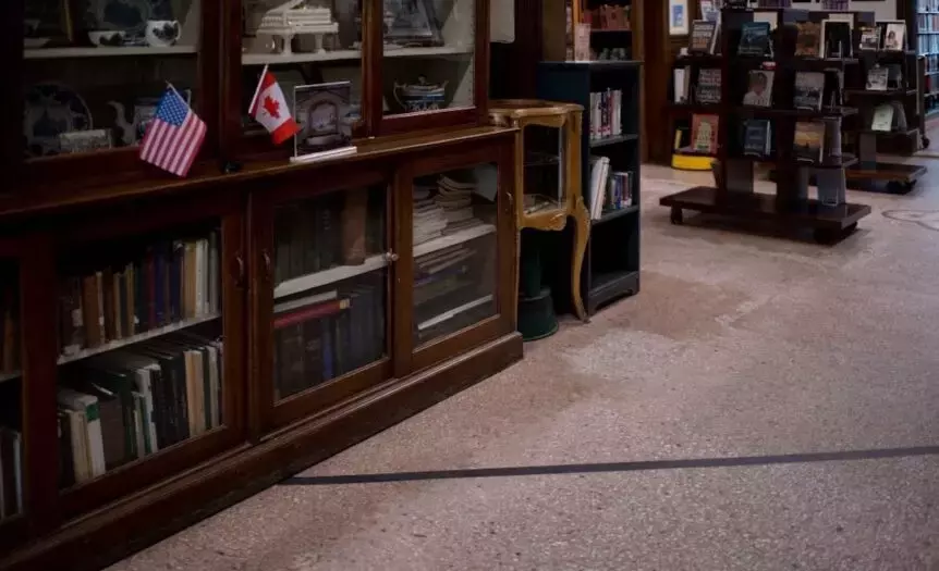 Vita al Confine: Dove una Linea Divide Case e un'Eccezionale Biblioteca