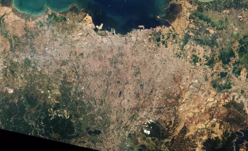 Giacarta: Una Megalopoli in Balia dell'Acqua e il Sogno di Nusantara