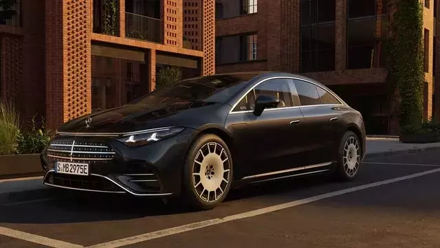 The Revolutionary 2027 Mercedes-Benz EQS: Enhanced Range, Advanced Technology, and a Glimpse into the Future of Driving
