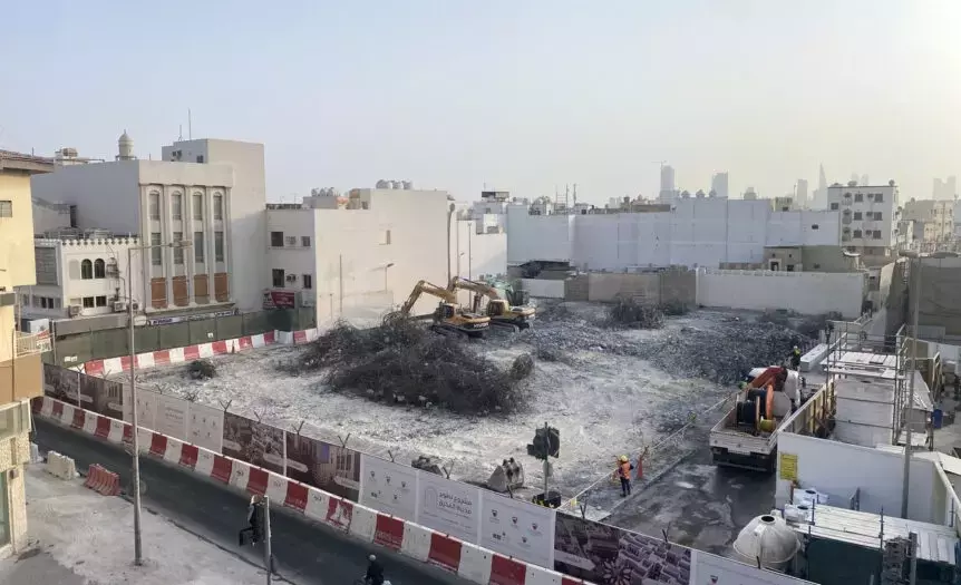 La demolizione dei parcheggi di Kerez: una visione paradossale ad Al-Muharraq