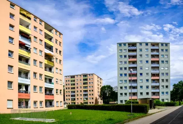 Vonovia: Europe's Real Estate Giant Facing Refinancing Risks and Growth Potential