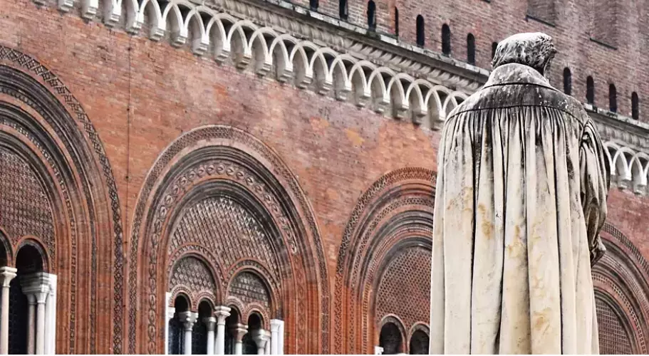 Il Palazzo Gotico: Un Simbolo Storico e Architettonico di Piacenza