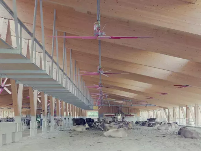 Stalla Contemporanea: Benessere Animale e Architettura Innovativa a Mantello (SO)