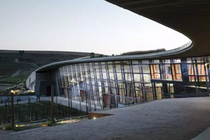 La Cantina Beronia: Un'Armoniosa Fusione tra Architettura e Paesaggio nella Rioja