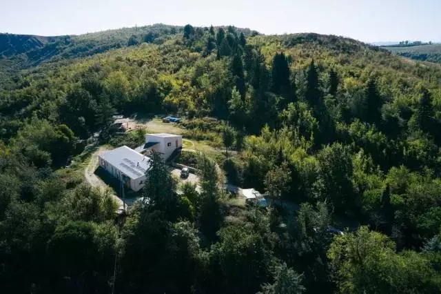 Cascina Mottainai: Un Progetto Architettonico Innovativo tra Bioedilizia e Sostenibilità