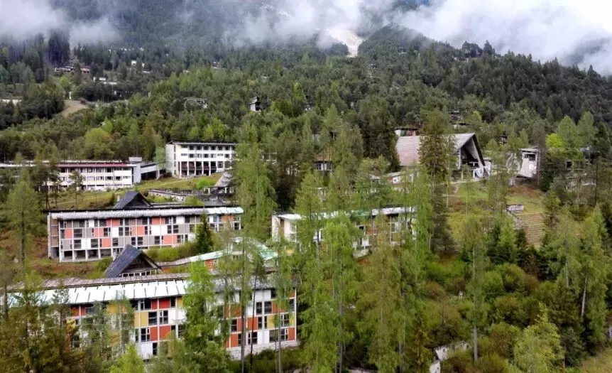 Innovazione Architettonica: Studenti Rivitalizzano il Villaggio ENI di Borca di Cadore