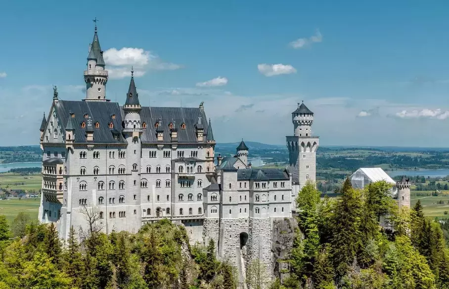 Il Castello di Neuschwanstein: Un Sogno Architettonico e Culturale tra le Alpi Bavaresi