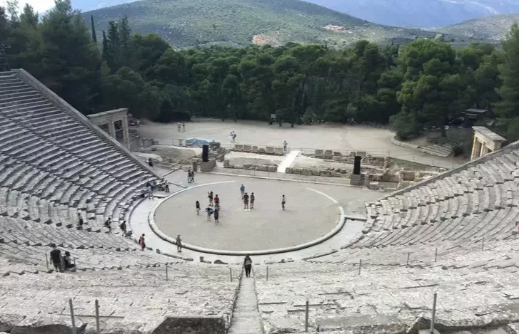 Epidauro e il suo teatro: l'ingegneria che sfida il tempo