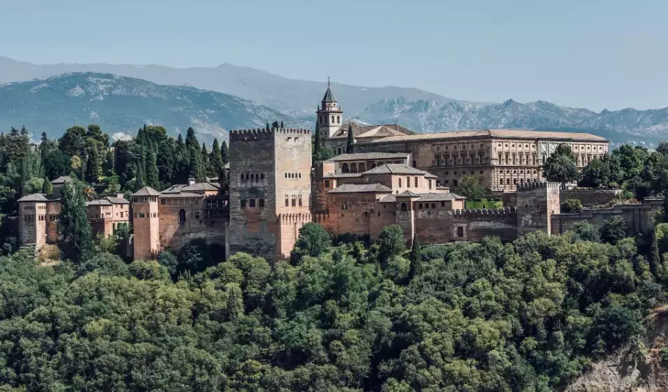 Granada: dove l'architettura islamica danza con la cultura cristiana