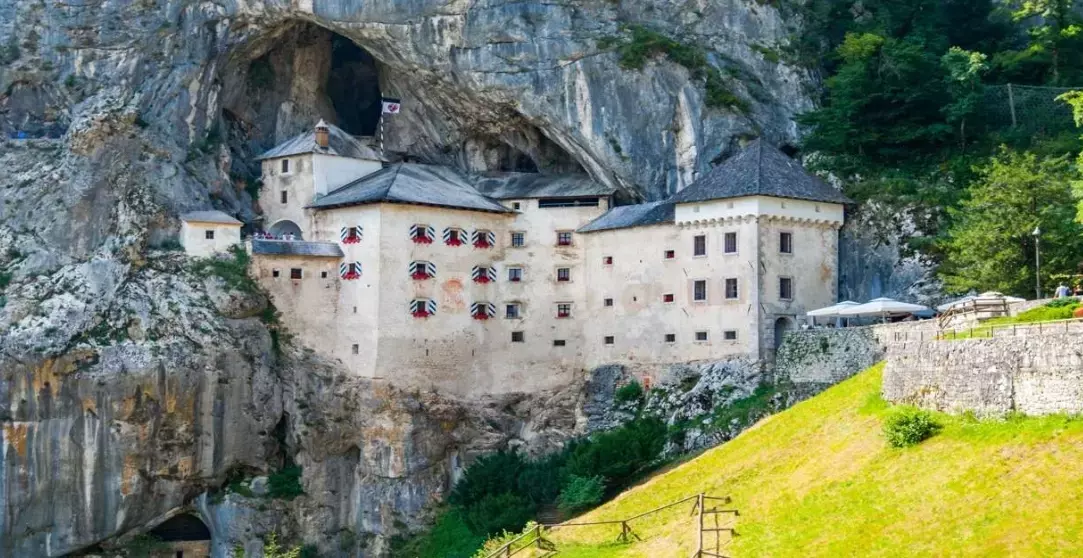 Castello di Predjama: la fortezza che sfida la roccia