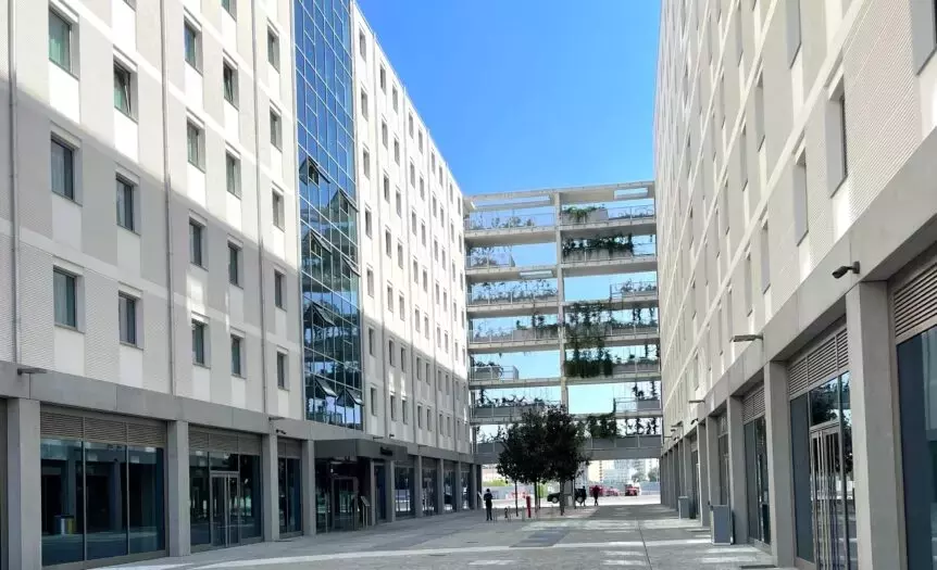 Il Villaggio Olimpico di Milano: Da Controversia Architettonica a Modello Urbano Integrato