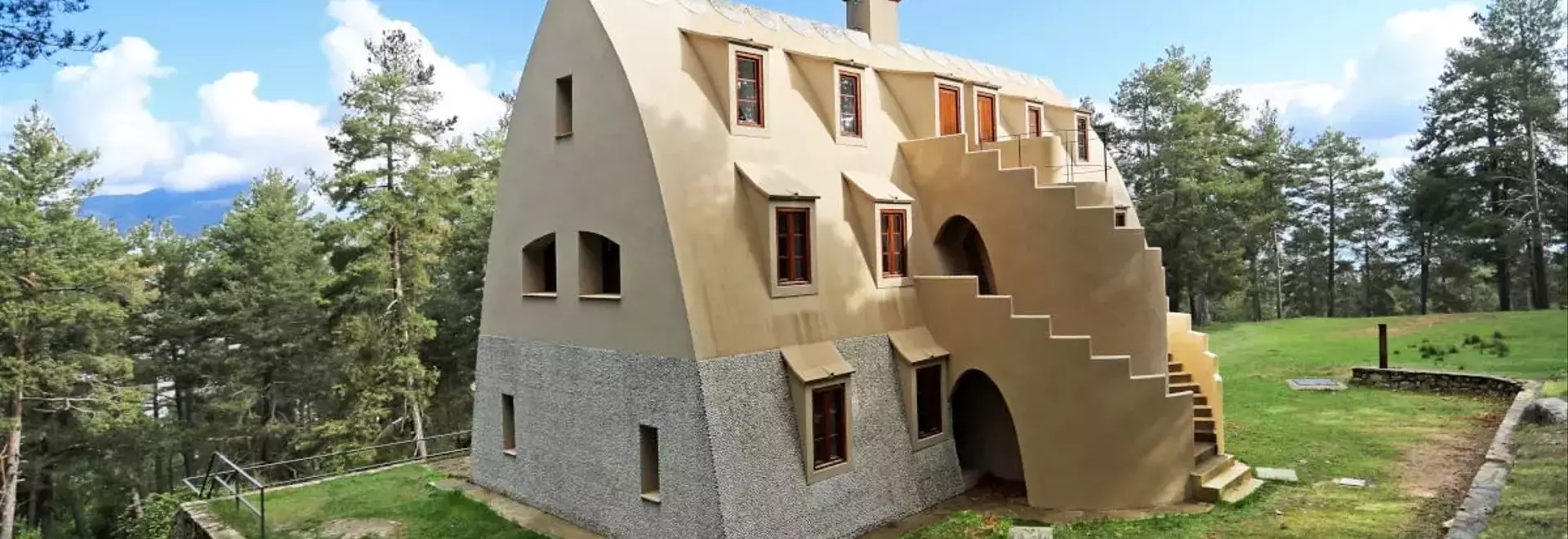 Gaudí: Un Secolo di Eredit￠ e Rivisitazioni Architettoniche
