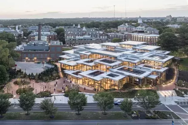 Il Centro Studenti Bloomberg: Un Villaggio Informale Sostenibile a Baltimora