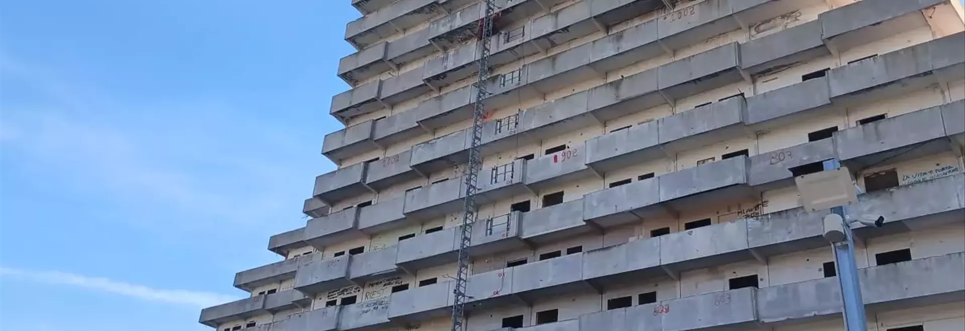 Scampia: Dalla Demolizione alla Rinascita Urbana e Sociale