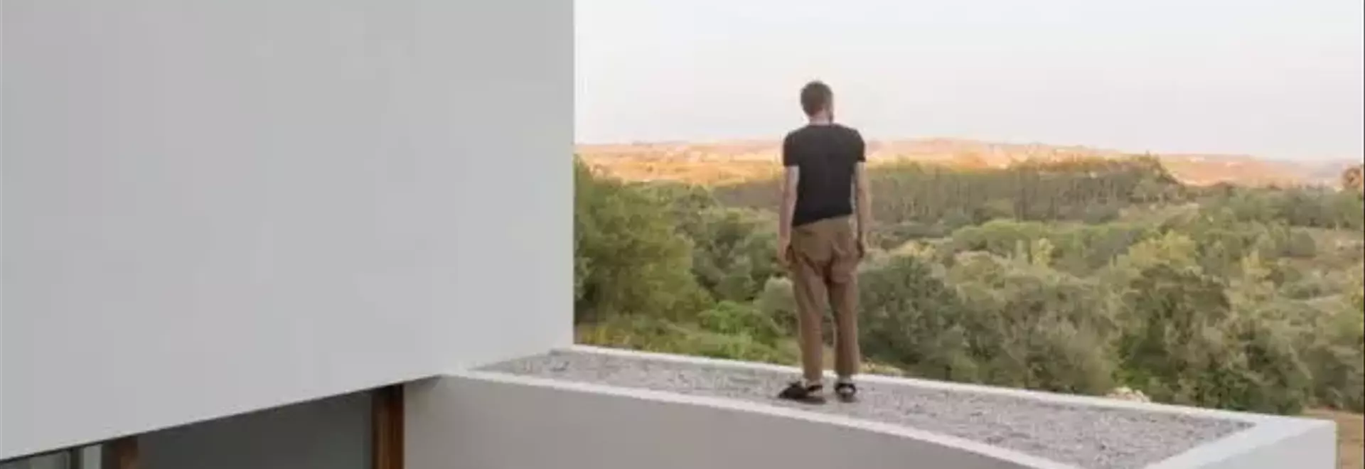 Armonie Architettoniche: La Residenza dei DJ a Lisbona