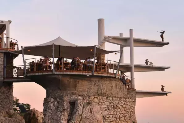 Architettura Audace: Dallo Scoglio all'Oasi Mediterranea