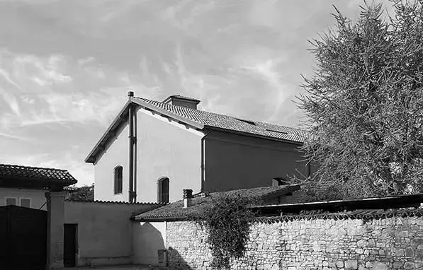 Un'antica distilleria si trasforma in residenza moderna a Reggio Emilia