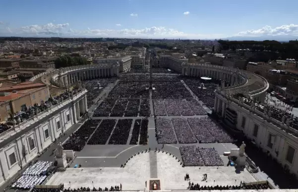 Abbraccio Pietrificato: La Grandezza Architettonica di Piazza San Pietro