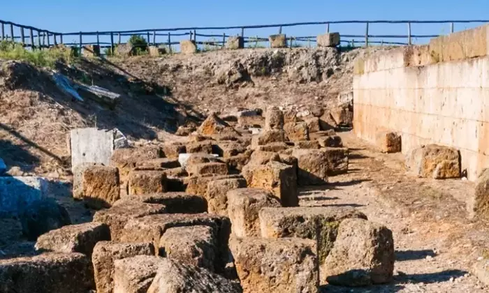 Vulci: Un Viaggio Tra Storia Millenaria e Natura Incontaminata nella Maremma Laziale