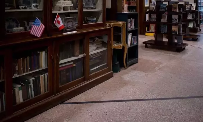 Vita al Confine: Dove una Linea Divide Case e un'Eccezionale Biblioteca