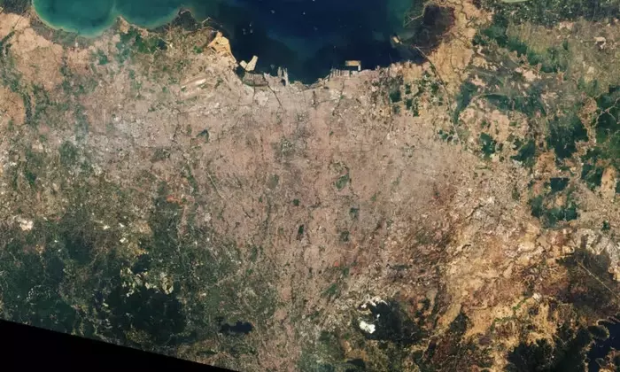 Giacarta: Una Megalopoli in Balia dell'Acqua e il Sogno di Nusantara