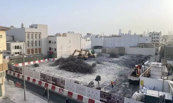 La demolizione dei parcheggi di Kerez: una visione paradossale ad Al-Muharraq