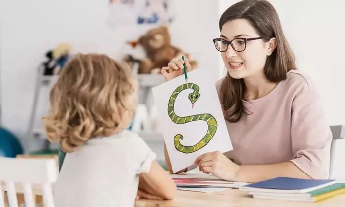 Spoken Language Training — Linguistic Foundations, Cognitive Mechanisms, and Communication Context