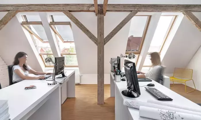 Luce Naturale e Design: Il Restyling degli Uffici PL Architects con FAKRO