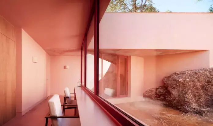 Casa Sota la Mola: Un rifugio familiare integrato nel paesaggio di Barcellona