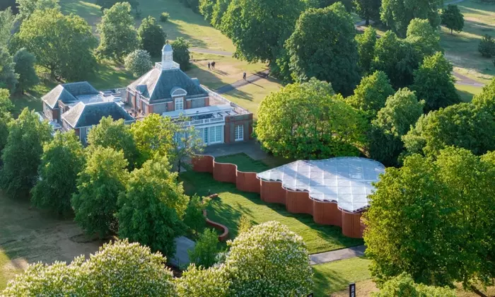 Il Padiglione Serpentine: Un Omaggi alla Tradizione Britannica con Tocchi Messicani