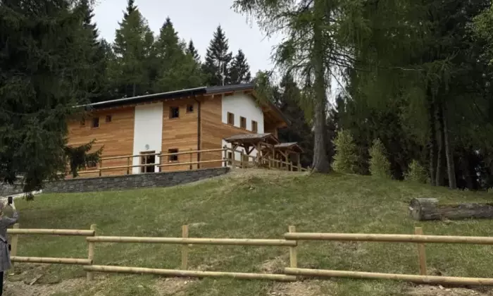 Il Rifugio Loa Risorge: Un Esempio di Sostenibilità e Integrazione nel Parco dell'Adamello