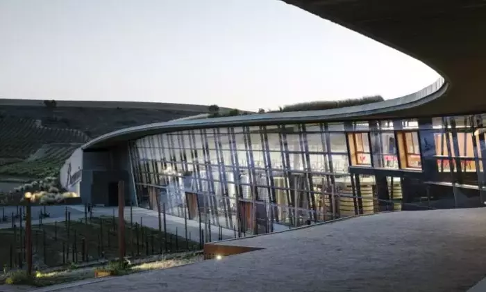 La Cantina Beronia: Un'Armoniosa Fusione tra Architettura e Paesaggio nella Rioja