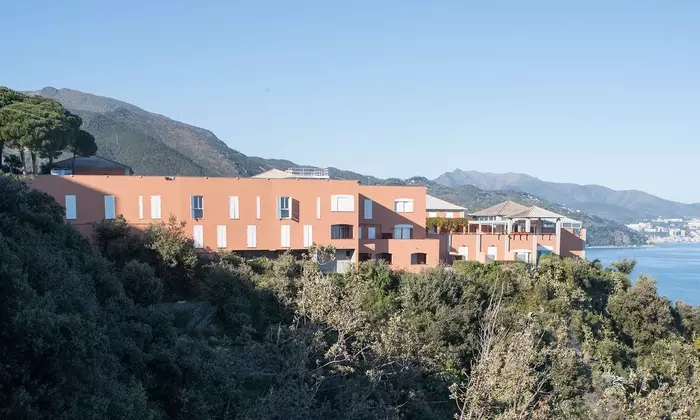 Il Fascino Moderno della Pineta di Arenzano: Un Weekend all'Insegna dell'Architettura