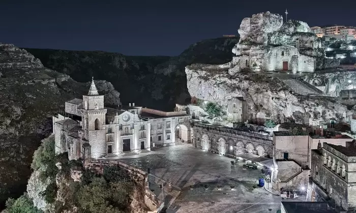 La Notte: Nuova Frontiera per Esperienze Culturali tra Arte, Design e Paesaggio