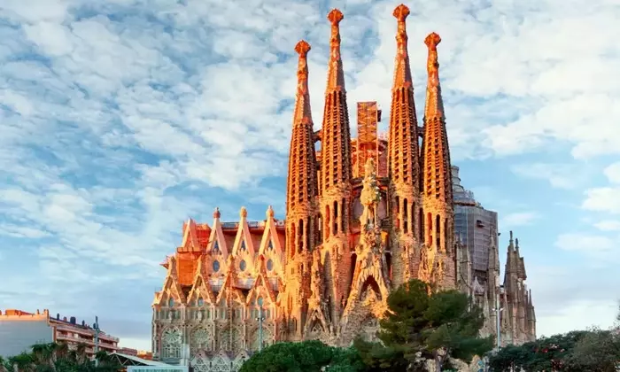 La Sagrada Familia: Capolavoro Incompiuto e Simbolo di Barcellona