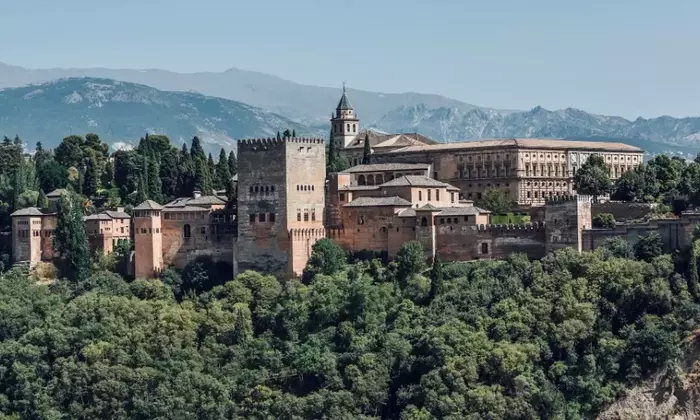 Granada: dove l'architettura islamica danza con la cultura cristiana