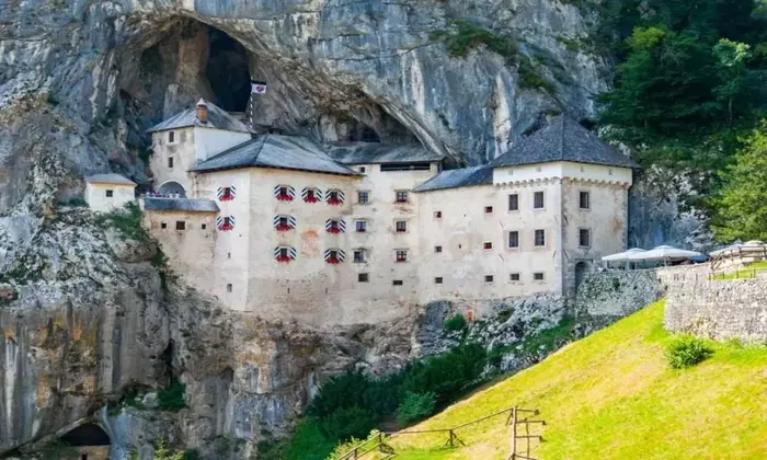 Castello di Predjama: la fortezza che sfida la roccia