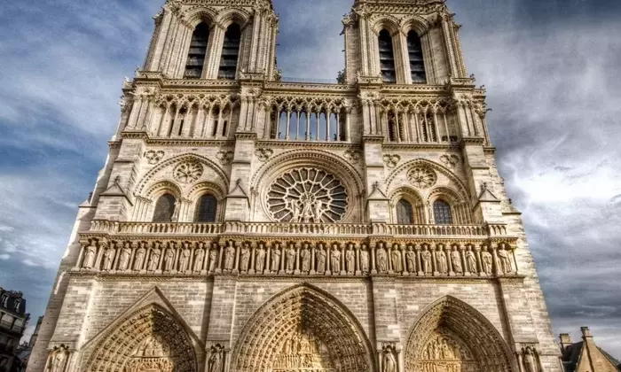 Notre-Dame di Parigi: la cattedrale che sfida il fuoco e il tempo